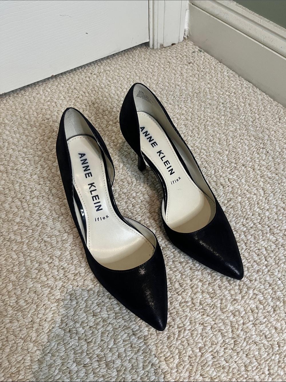 Anne Klein Black Pointed Toe Mid-Heel Pumps